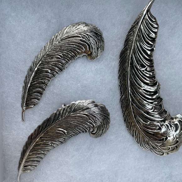 SARAH COVENTRY Silver Tone Feather Quill Pin/Brooch and Clip On Earrings Set - Picture 1 of 2